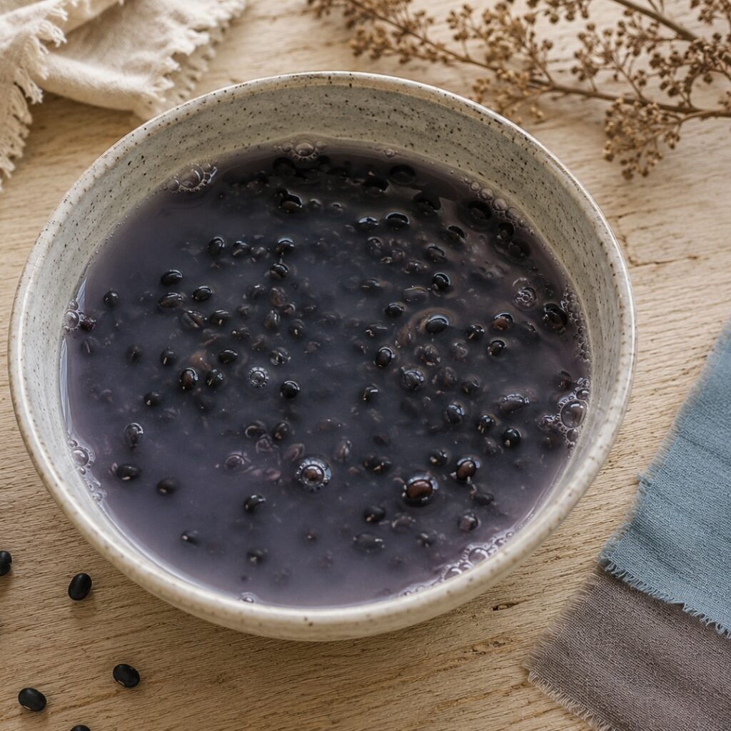 Baño de tinte natural elaborado con alubias negras en remojo