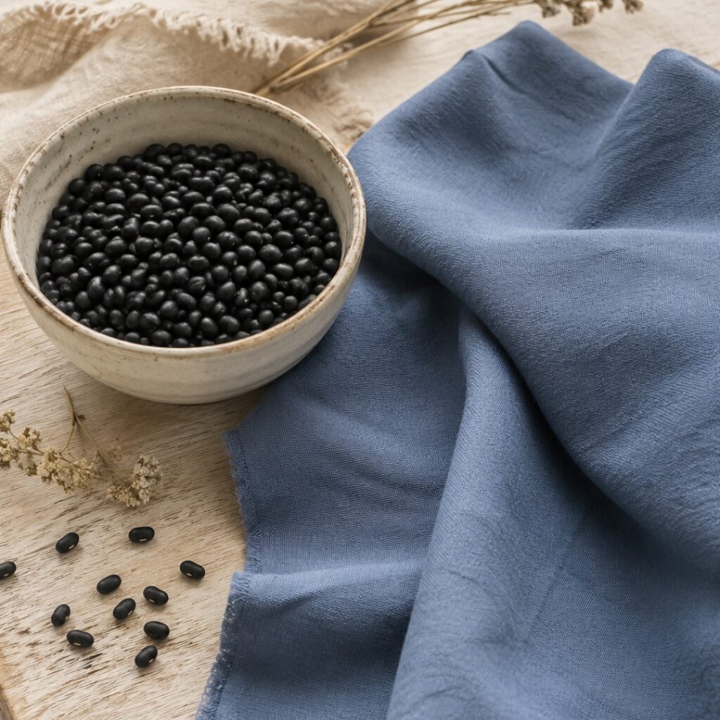 Alubias negras junto a tejido azul teñido con tinte natural